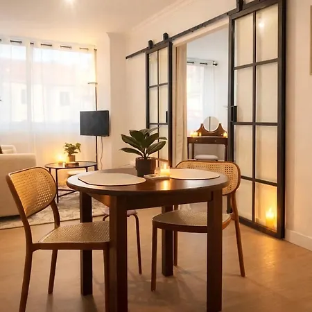 Peaceful & Elegant Retreat In The Heart Of Town Lägenhet *