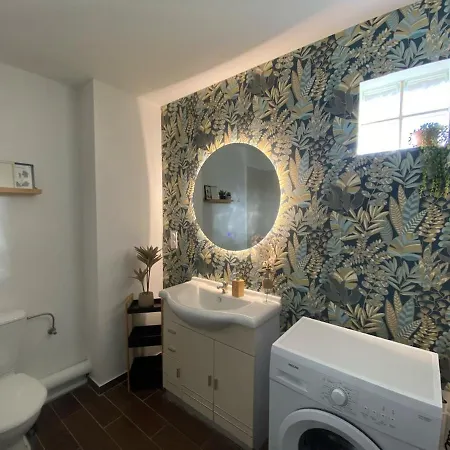 Peaceful & Elegant Retreat In The Heart Of Town 아파트 *