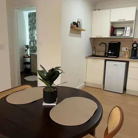 아파트 Peaceful & Elegant Retreat In The Heart Of Town *